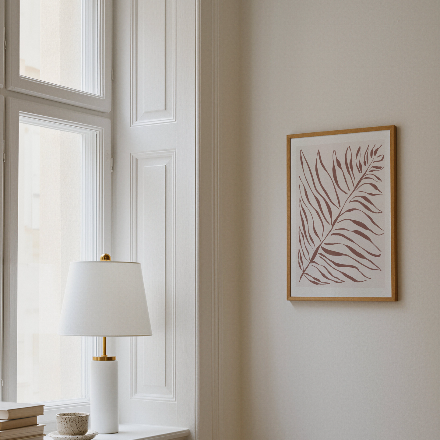 Akvarellposter med palmblad i terrakotta, upphängd på vägg vid fönster