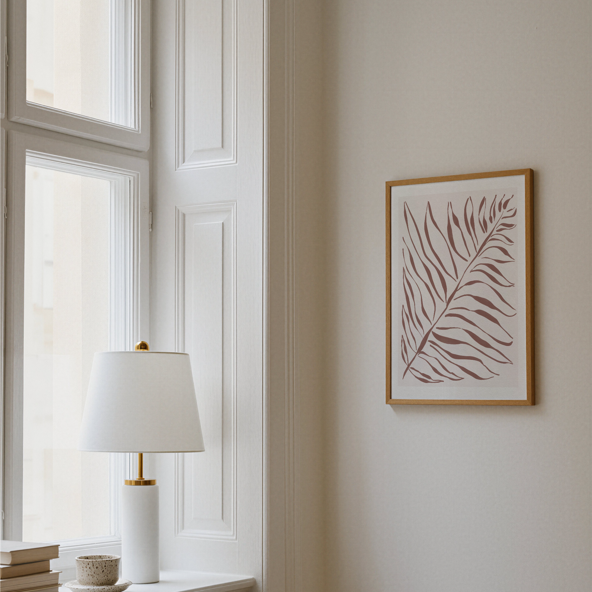 Akvarellposter med palmblad i terrakotta, upphängd på vägg vid fönster