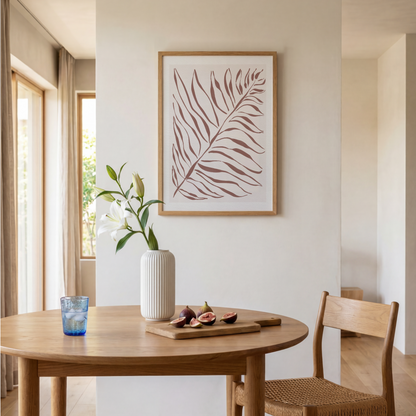 Akvarellposter med palmblad i terrakotta, upphängd i matplats vid runt bord