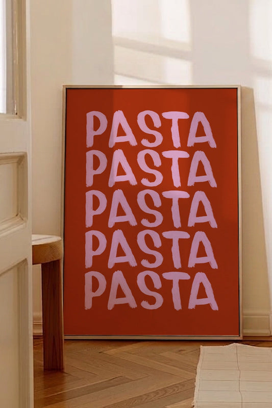 Pastaposter i rostrött och rosa lutad mot väggen i ett ljust rum