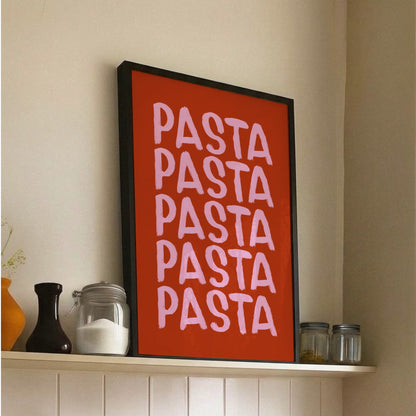 Roströd pastaposter i svart ram på en kökshylla med glasburkar