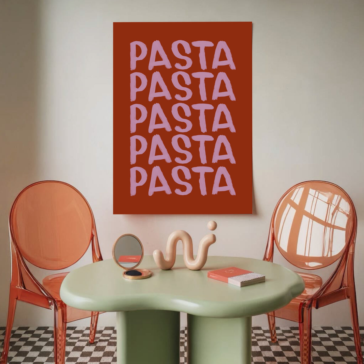 Pastaposter på väggen ovanför ett mintgrönt bord med orangea stolar