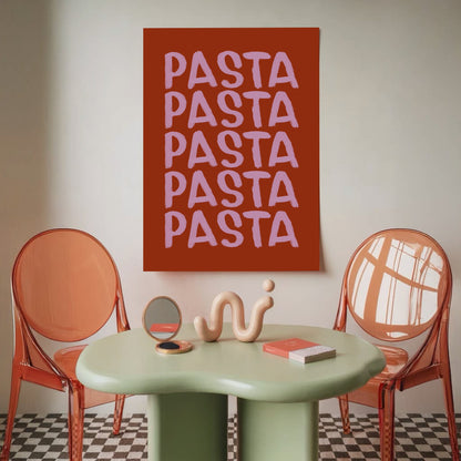 Pastaposter på väggen ovanför ett mintgrönt bord med orangea stolar