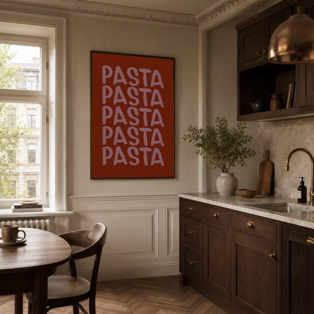 Pastaposter på väggen i ett kök med mörka luckor och runt matbord