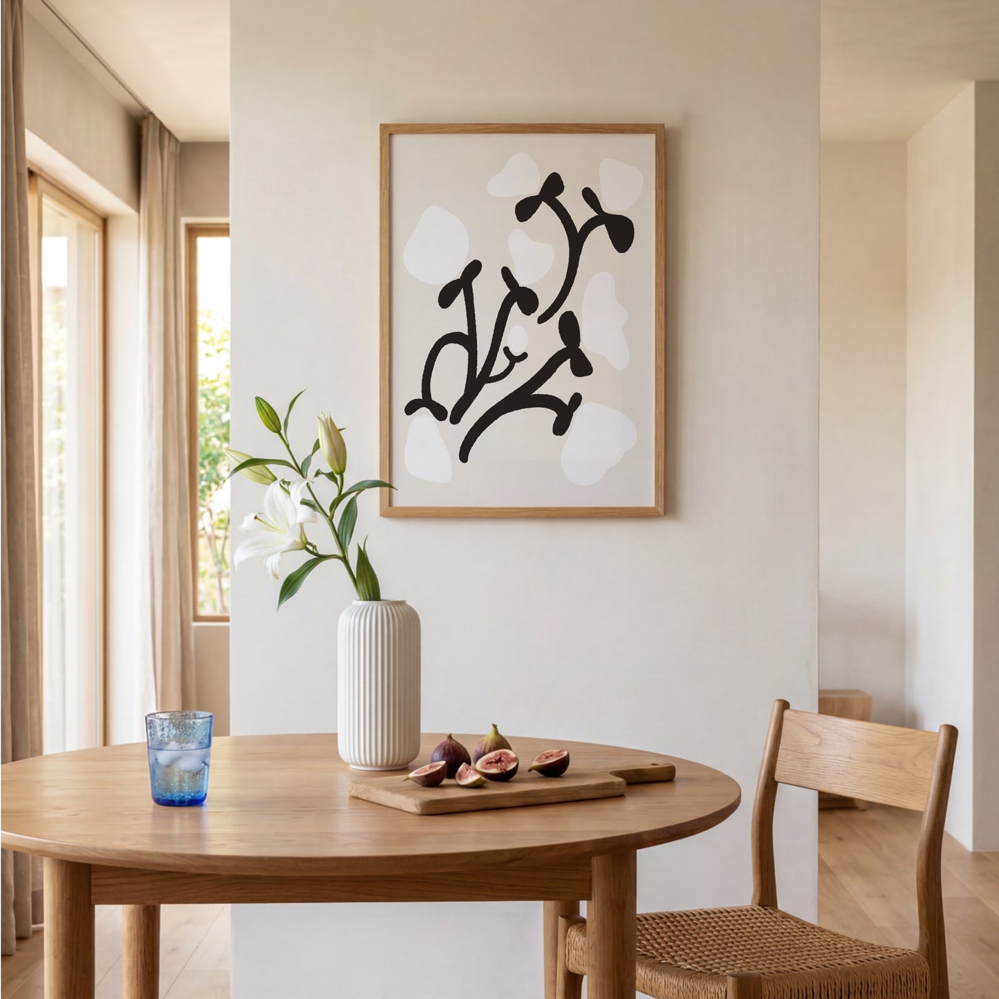 Grafisk pionposter i matplats vid runt träbord