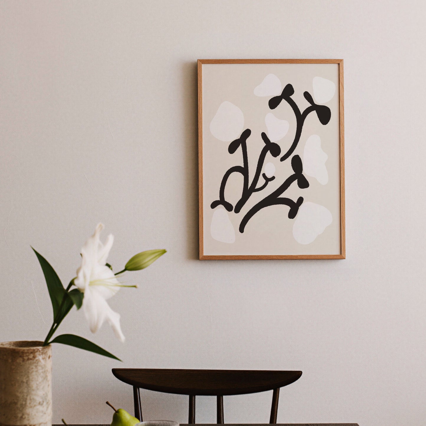 Grafisk pionposter upphängd på ljus, minimalistisk vägg