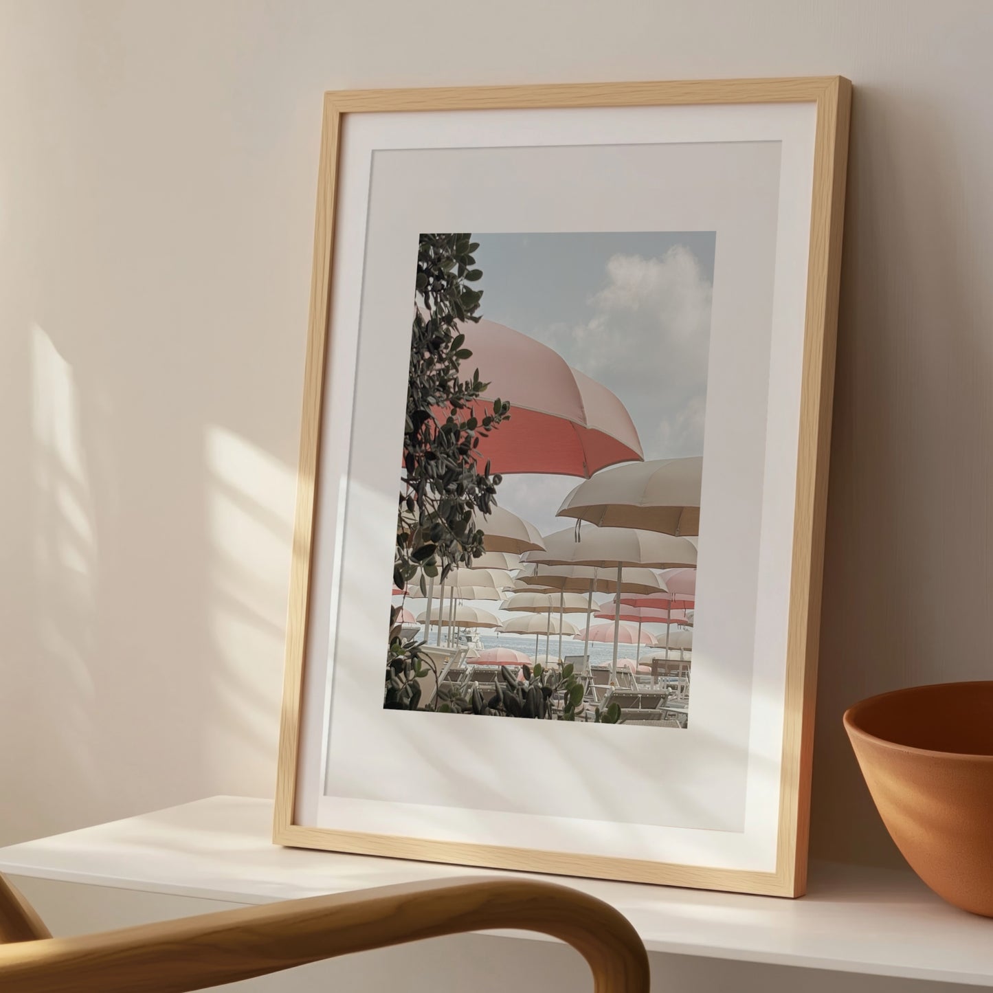 Fotokonst Pink Umbrella Ligurien på skrivbord i solljus