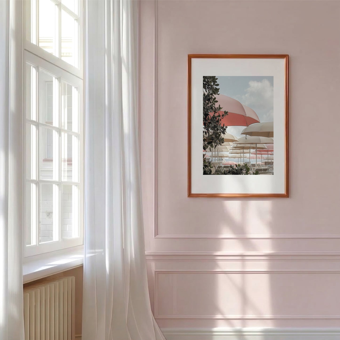Fotokonst Pink Umbrella Ligurien upphängd på rosa vägg vid fönster