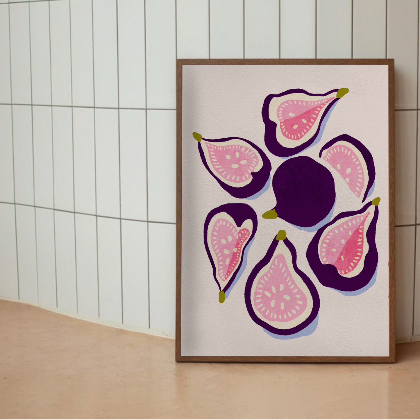 Fikon poster lutad mot vit kakelvägg, matinspirerad väggkonst i gouache
