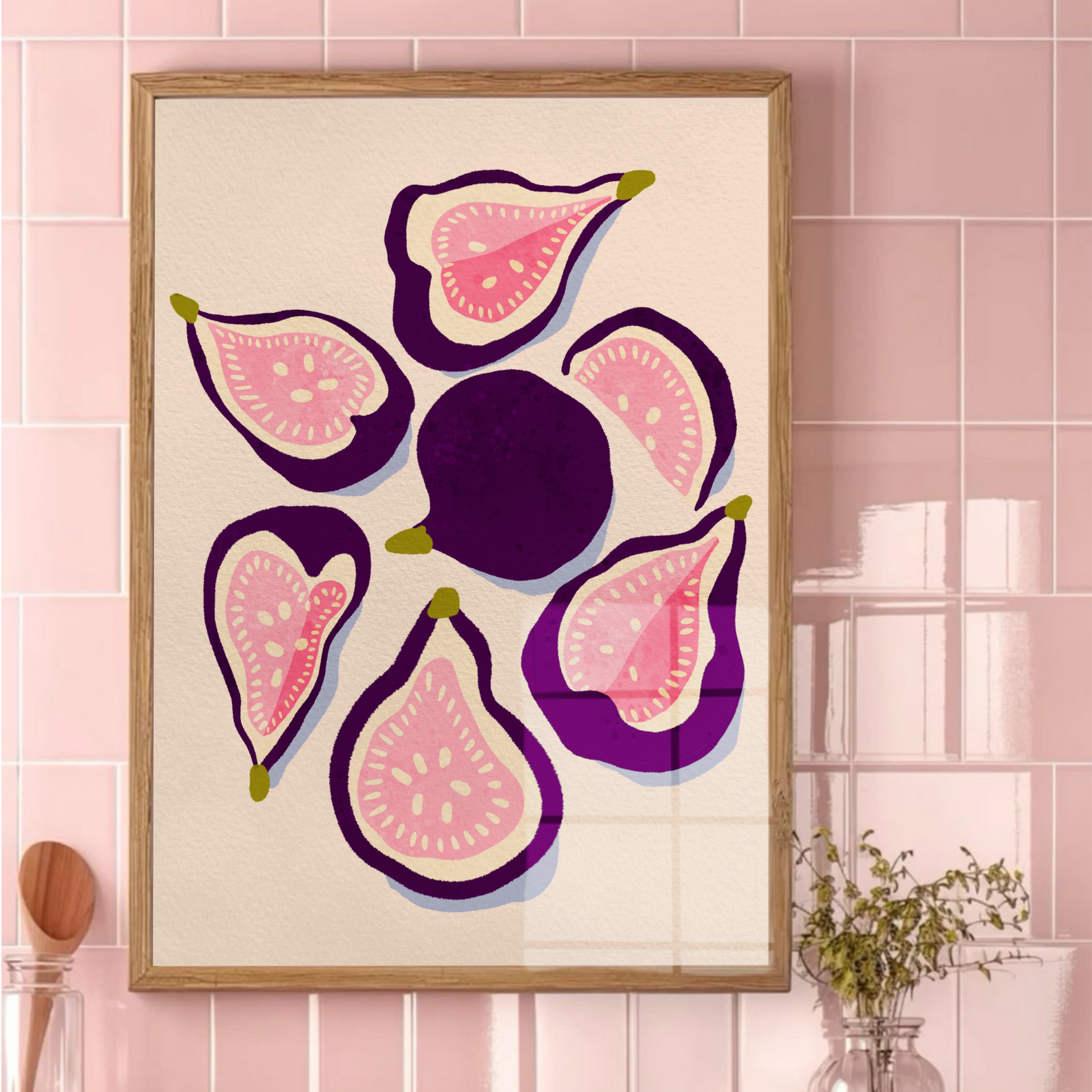 Fikon poster mot rosa kakelvägg, färgglad kökskonst med lila fikon och persikotoner