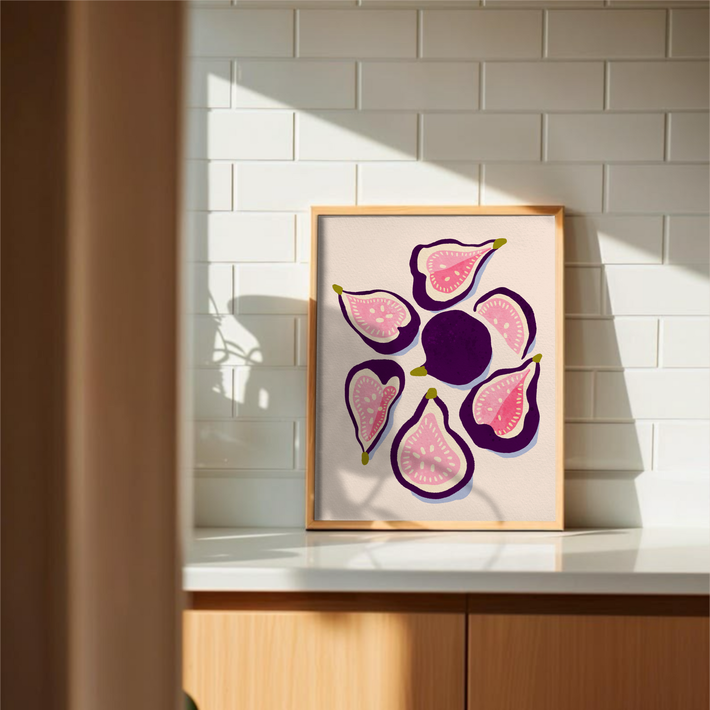 Fikon poster på köksbänk mot vit kakelvägg, handmålad kökskonst i gouache