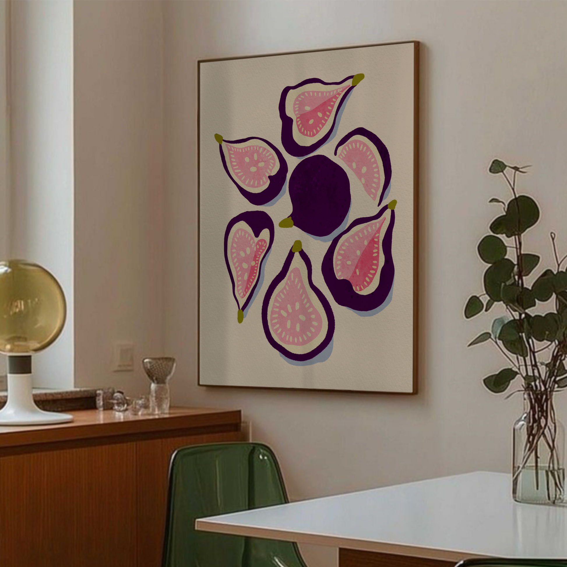 Fikon poster inramad ovanför träskänk i modern matsal, färgglad matkonst som väggkonst