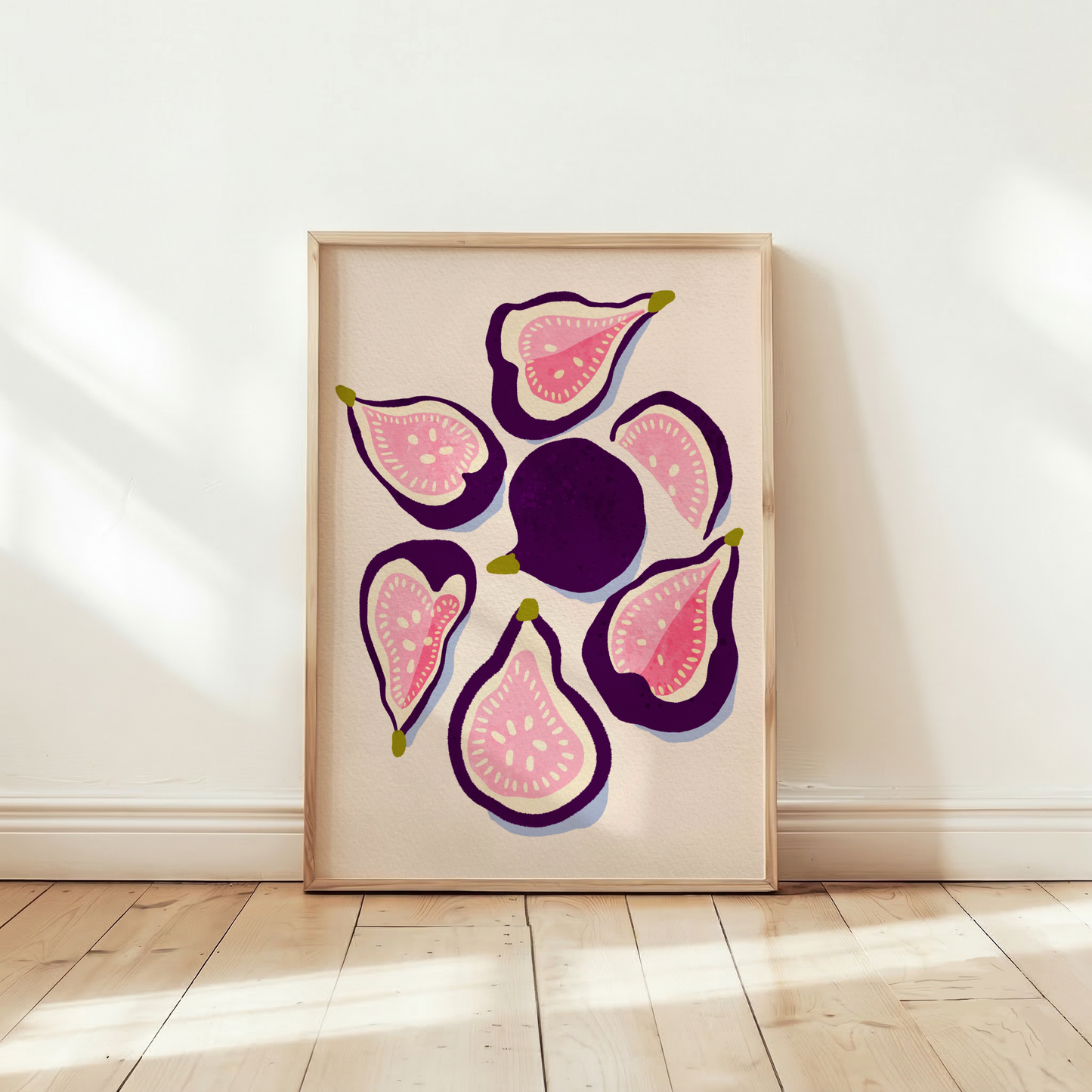 Fikon poster i träram lutad mot vägg på ljust parkettgolv, matinspirerad väggkonst i gouache