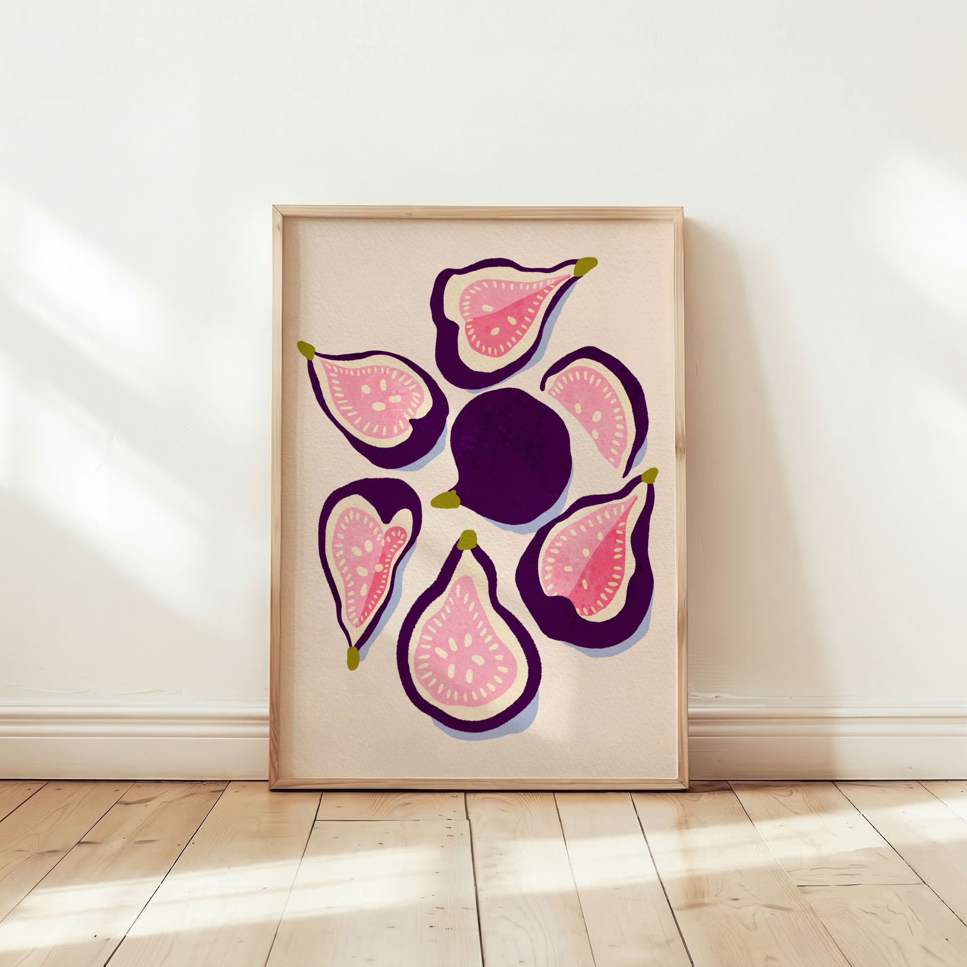 Fikon poster i träram lutad mot vägg på ljust parkettgolv, matinspirerad väggkonst i gouache