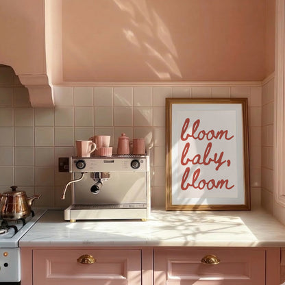 Bloom Baby Bloom poster som väggkonst vid kaffestation