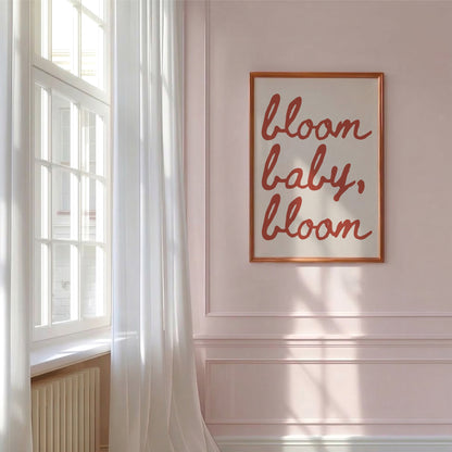 Bloom Baby Bloom citat-poster i vardagsrum med ljus inredning