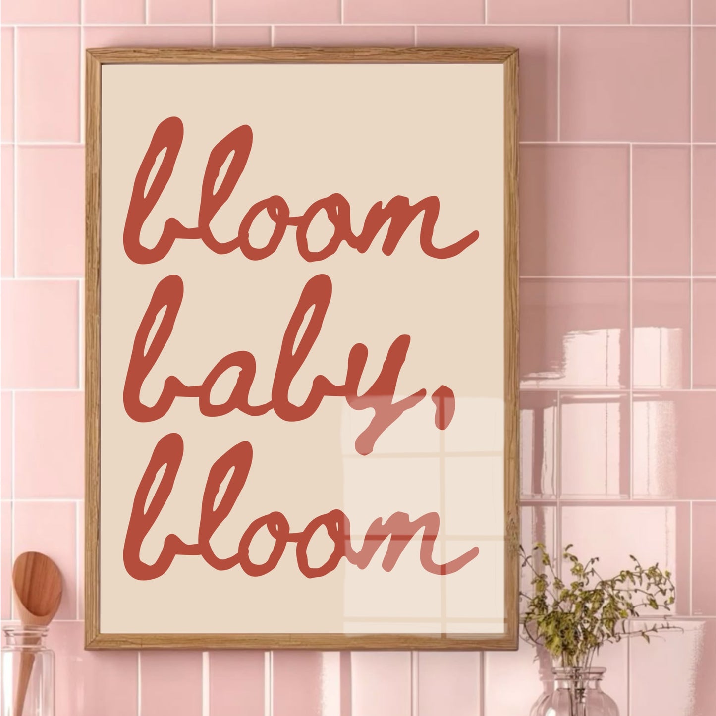 Typografisk poster som väggkonst i rosa kök