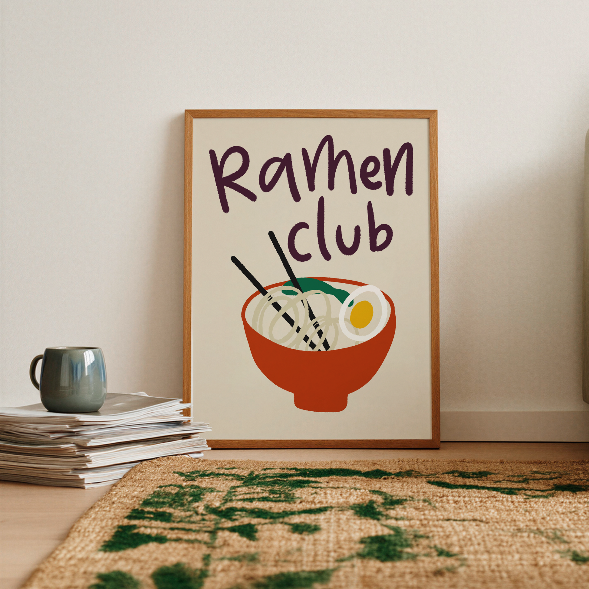 Nudelposter Ramen Club i aubergine på creme, på hylla med sisalmatta och mugg
