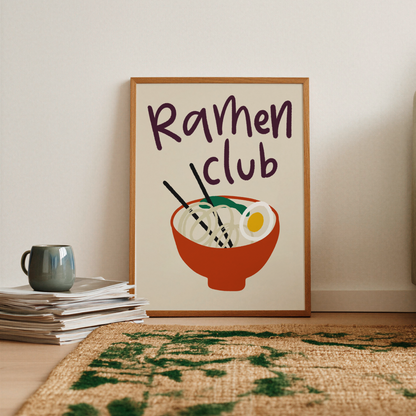 Nudelposter Ramen Club i aubergine på creme, på hylla med sisalmatta och mugg