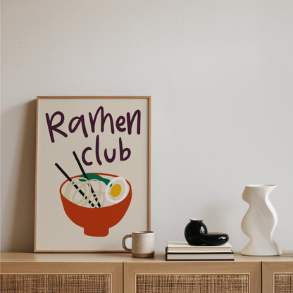 Nudelposter Ramen Club på konsolbord med vas och böcker