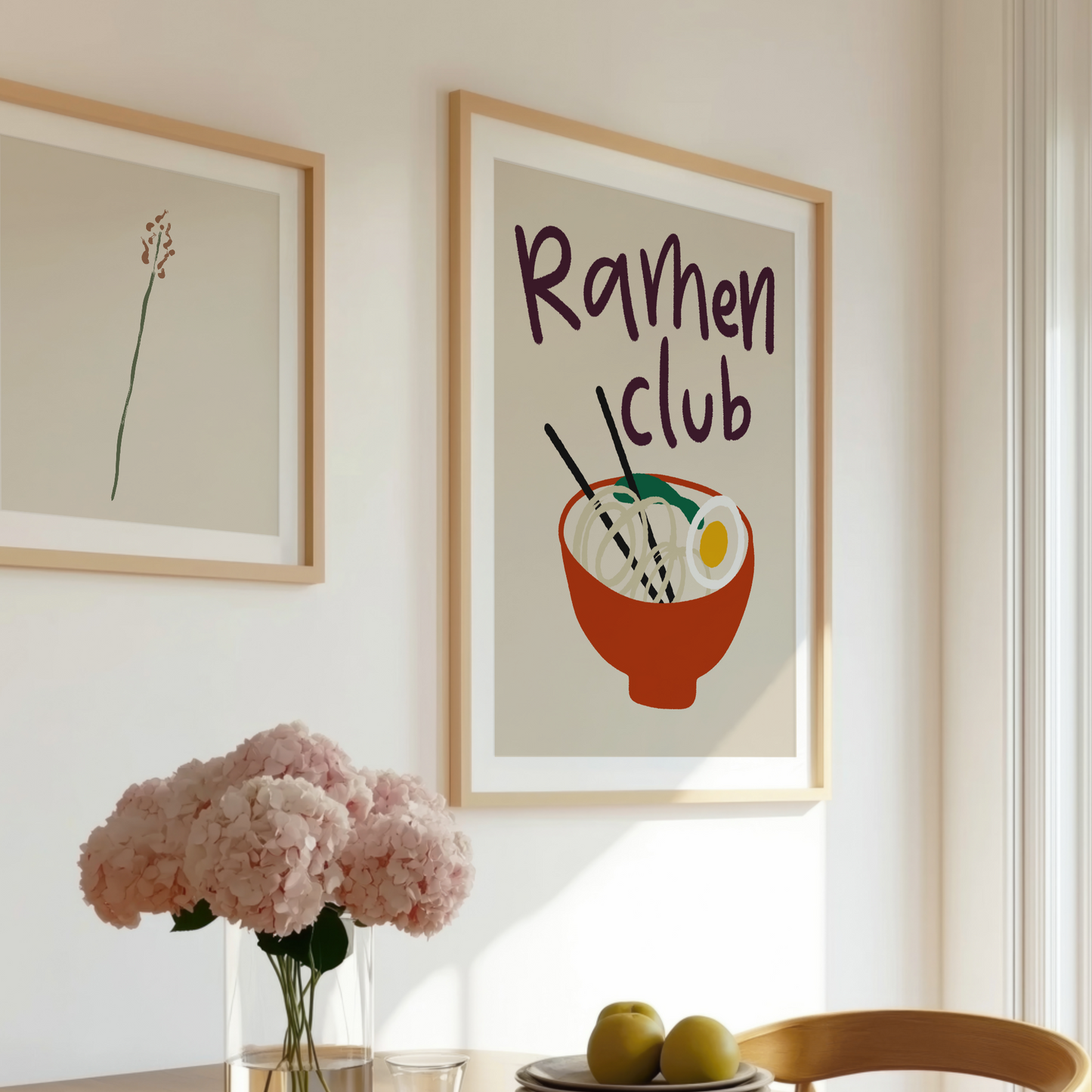 Nudelposter Ramen Club på tavelvägg med blommor och frukt