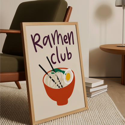 Nudelposter Ramen Club lutad mot mörkgrön fåtölj med sidobord