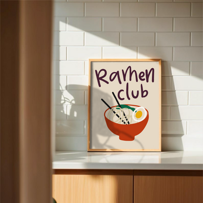 Nudelposter Ramen Club på köksbänk med kakel