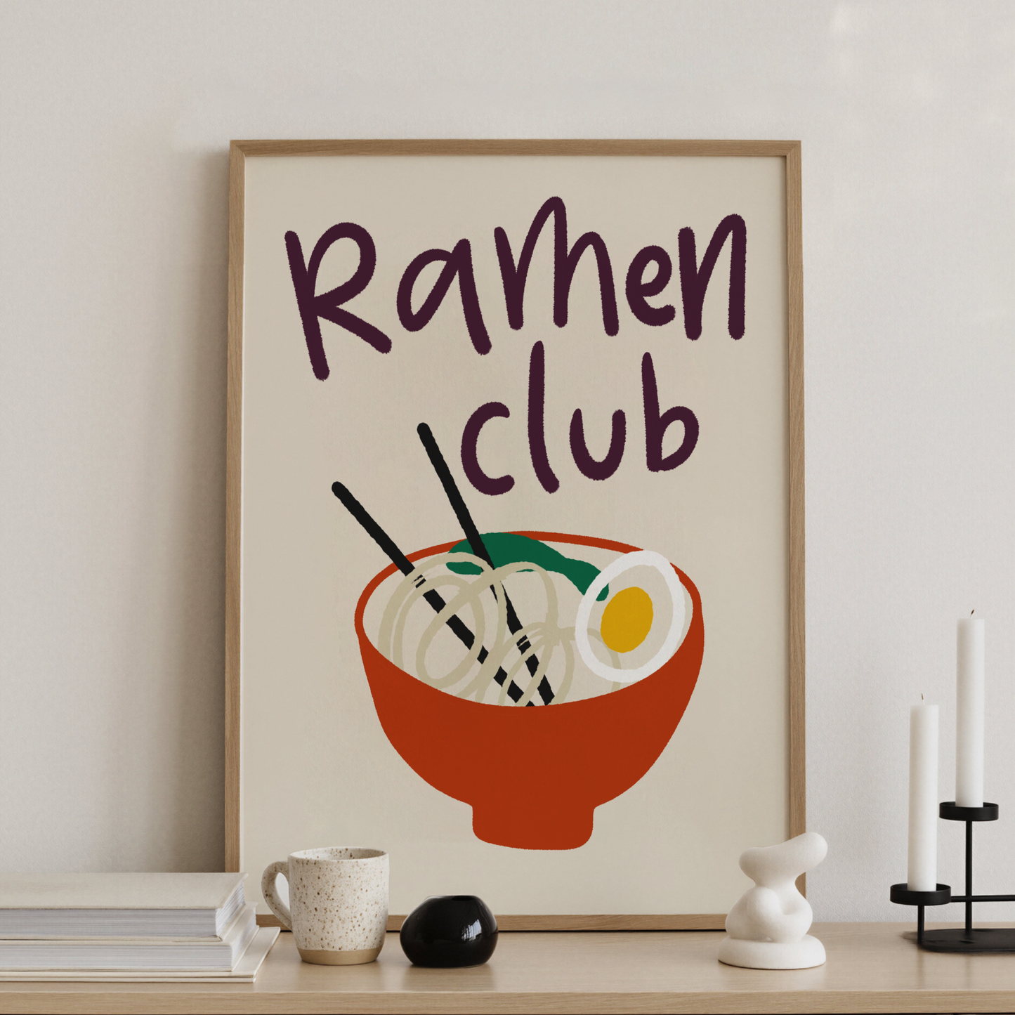 Nudelposter Ramen Club på konsolbord med ljusstakar
