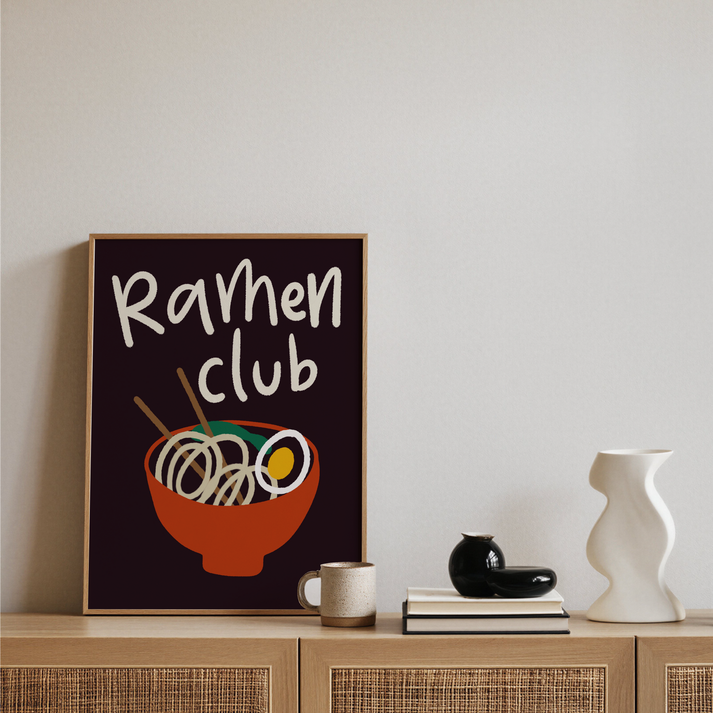 Ramenposter Ramen Club i aubergine, på konsolbord med vas