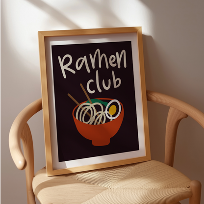 Ramenposter Ramen Club på flätad stol