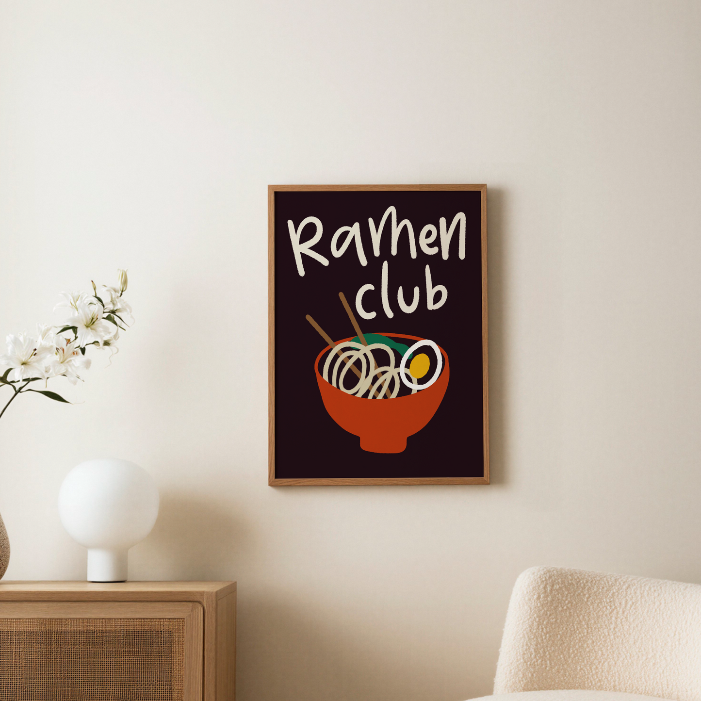 Ramenposter Ramen Club vid vit vägg med sidobord