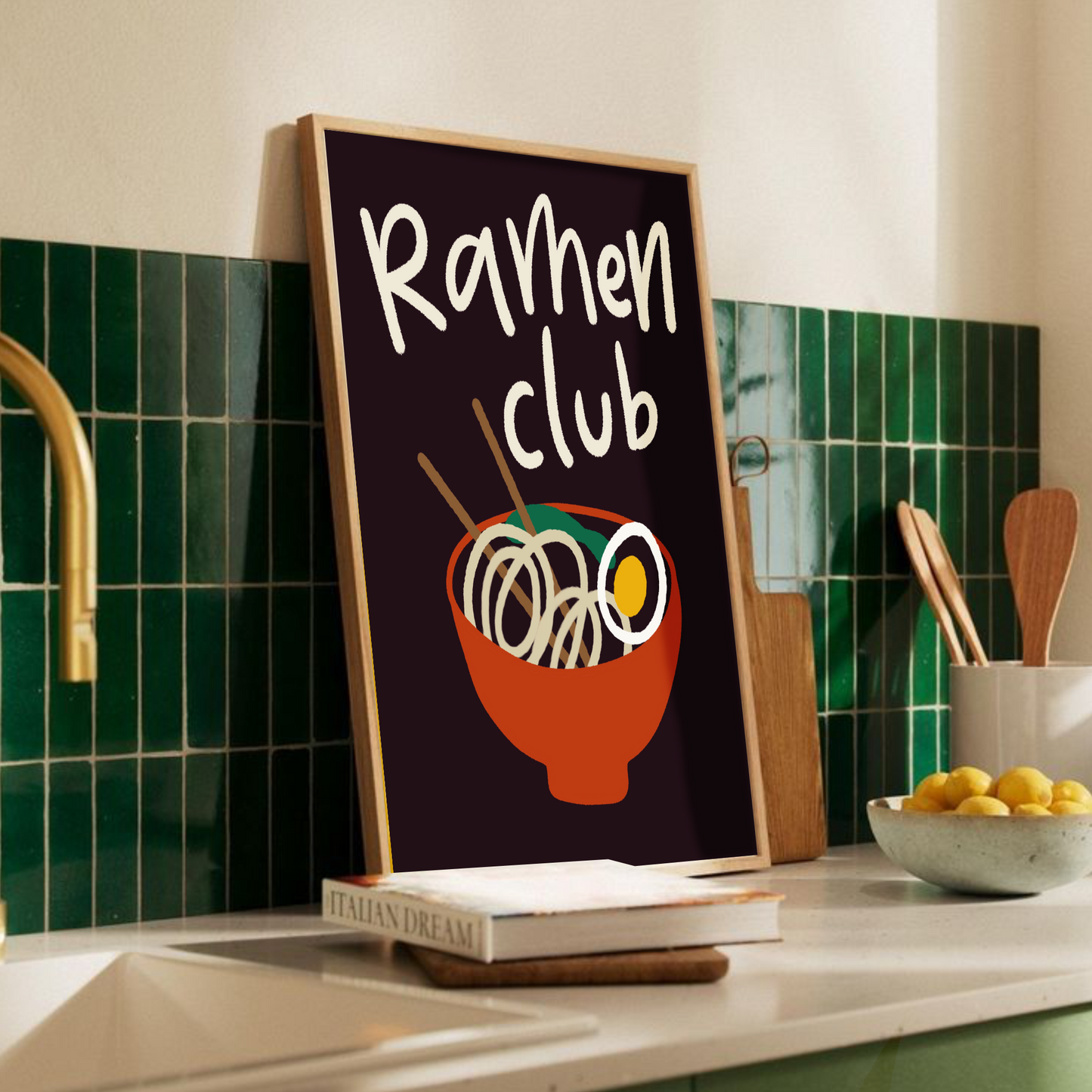 Ramenposter Ramen Club på köksbänk med grönt kakel