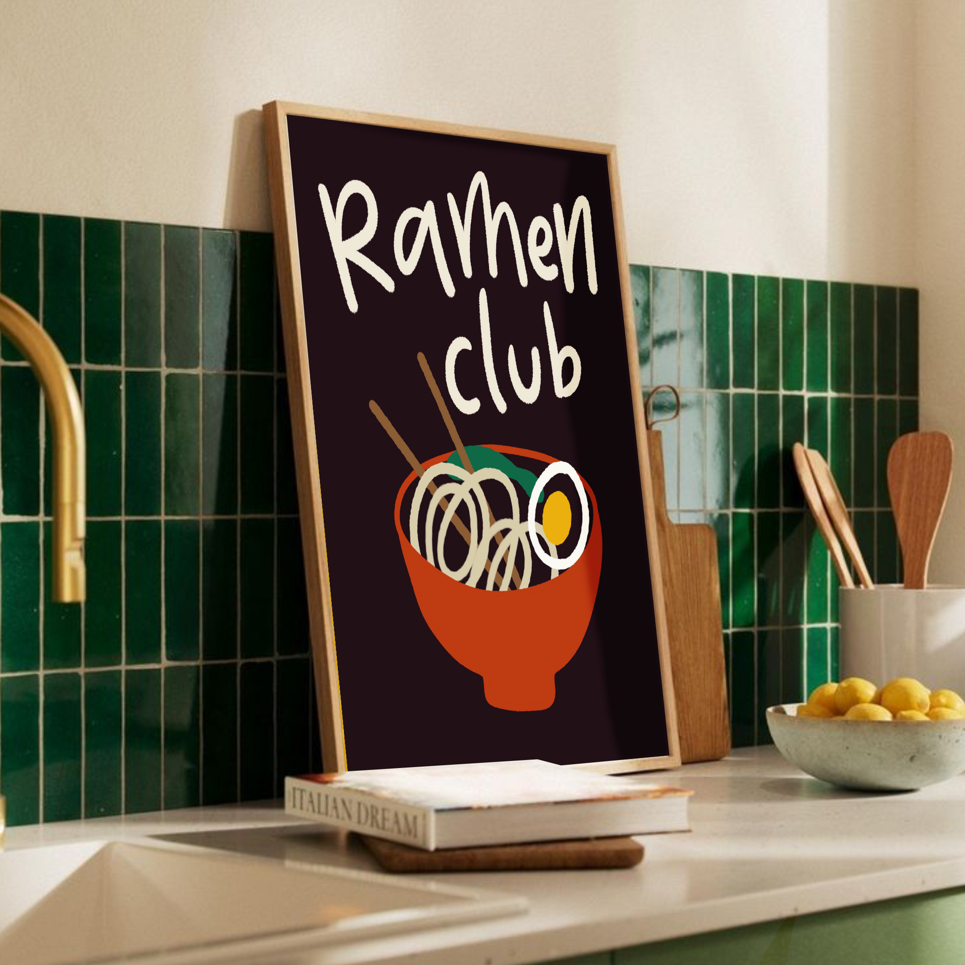 Ramenposter Ramen Club på köksbänk med grönt kakel