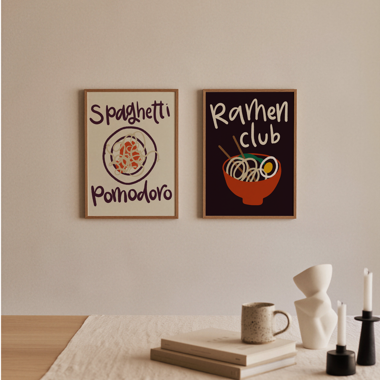 Ramenposter Ramen Club på tavelvägg tillsammans med spaghettiposter