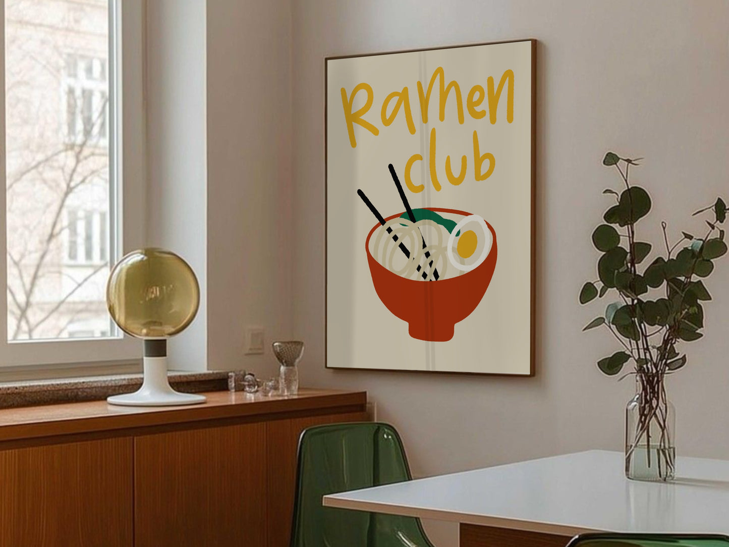 Ramenposter Ramen Club i matplats med växt