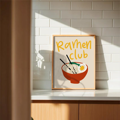 Ramenposter Ramen Club på köksbänk i solljus
