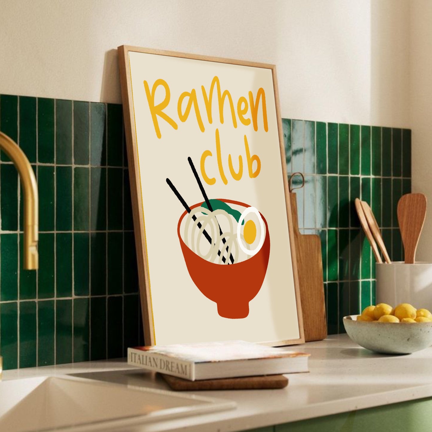 Ramenposter Ramen Club på köksbänk med grönt kakel