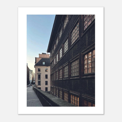 Regeringsgatan korsar Kungsgatan i gryningsljus