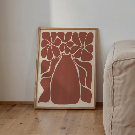 Poster med rostfärgad blommande vas lutad mot vägg i vardagsrum
