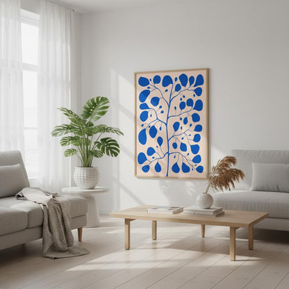 Skandinavisk rumsmiljö med blå Pilea Ficus tavla – harmonisk botanisk illustration av Tove Malm.