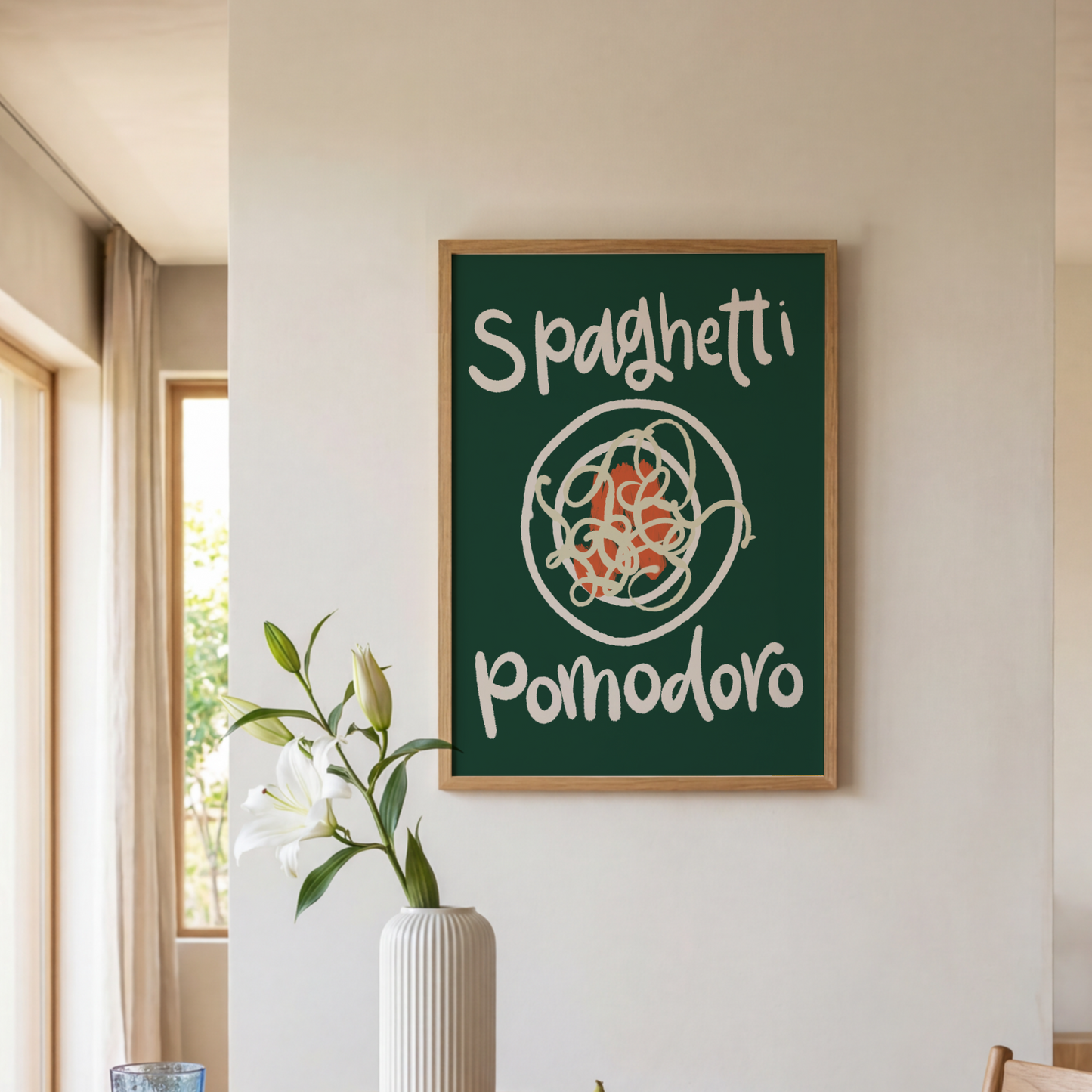 Pastaposter Spaghetti Pomodoro upphängd vid fönster med liljor