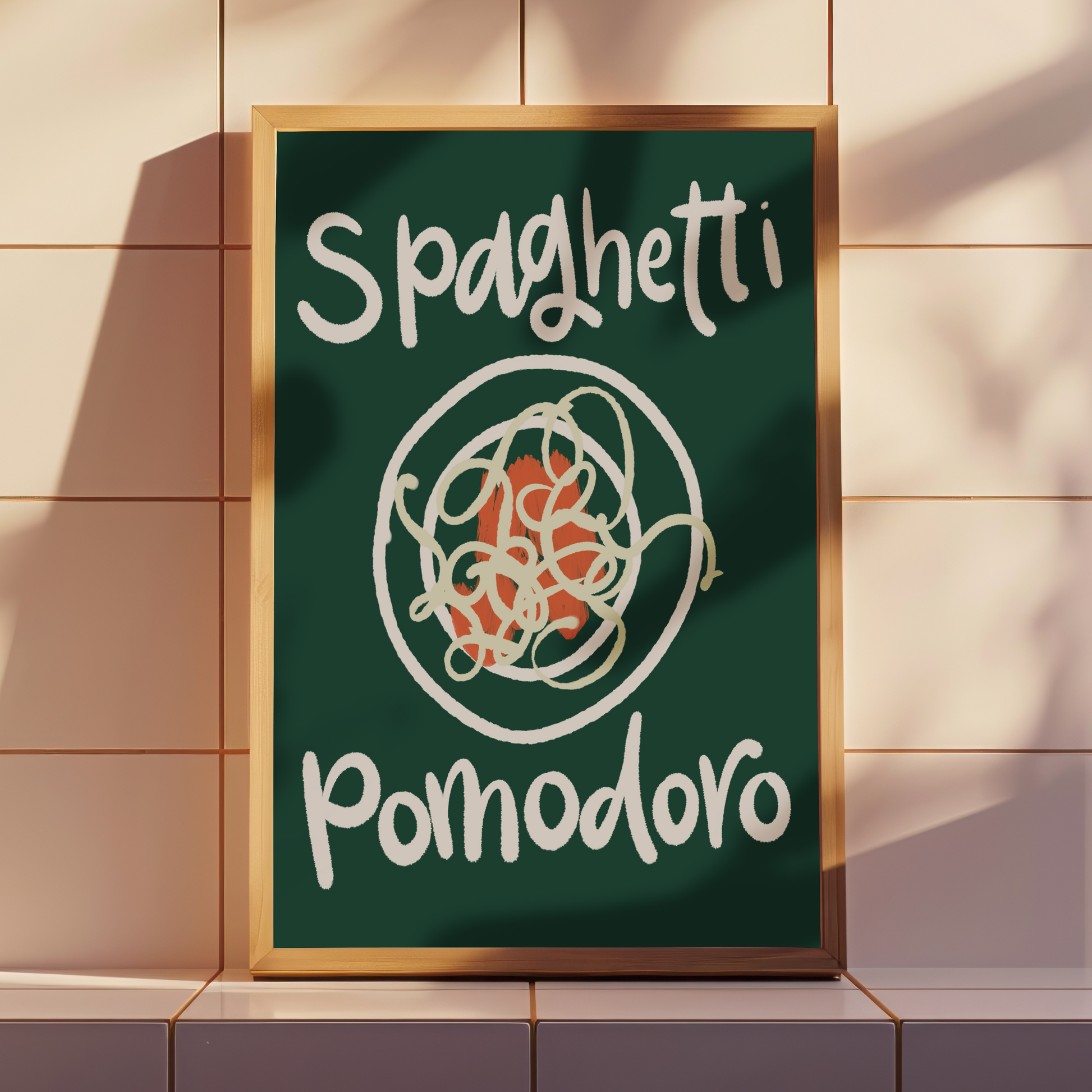 Pastaposter Spaghetti Pomodoro i mörkgrönt, på köksbänk med kakel i solljus