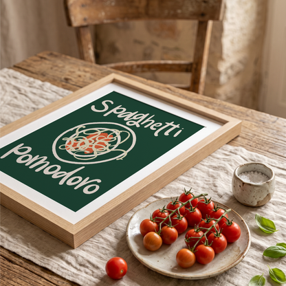 Pastaposter Spaghetti Pomodoro på träbord med tomater, vinklad vy