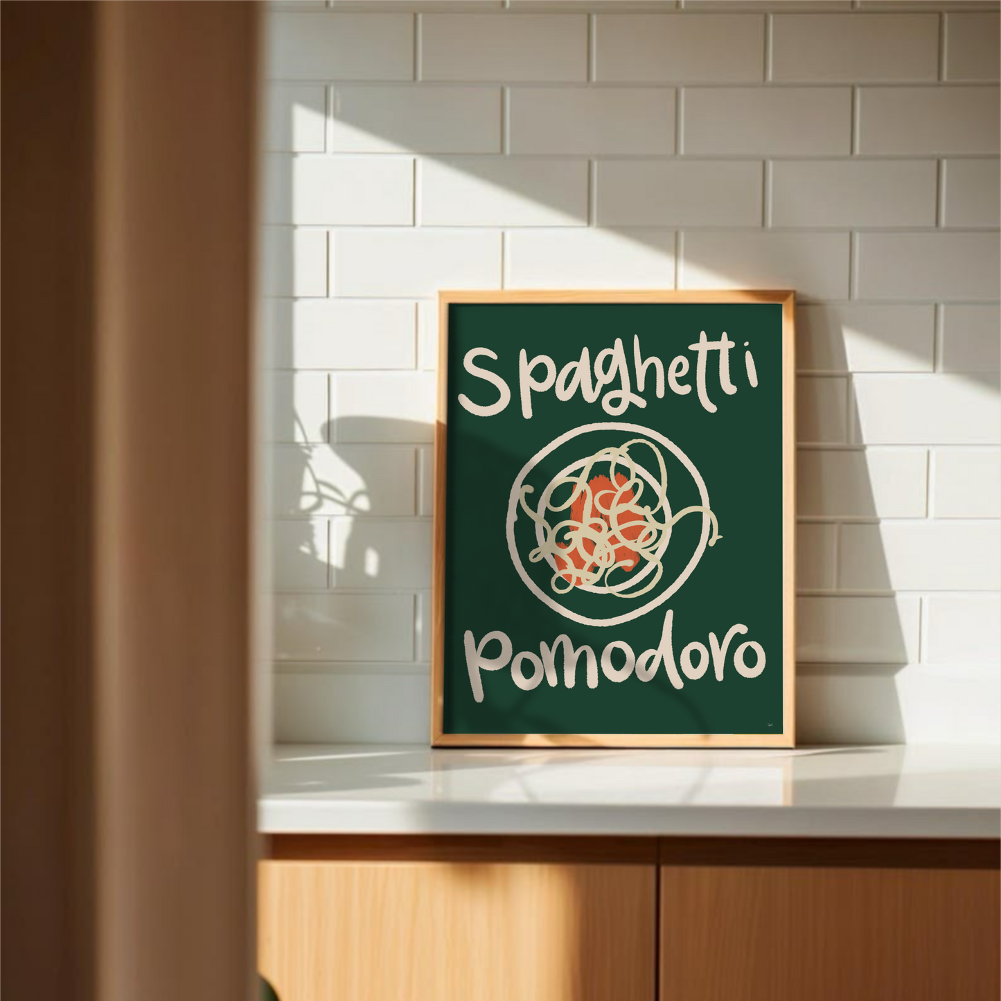 Pastaposter Spaghetti Pomodoro på köksbänk i solljus