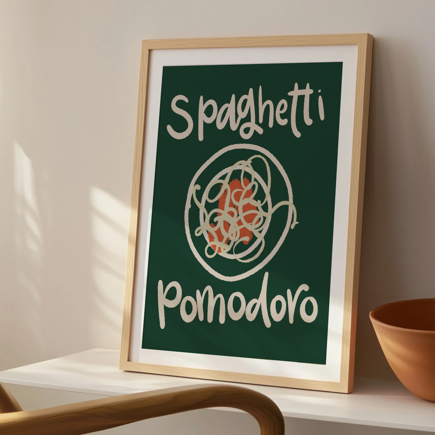Pastaposter Spaghetti Pomodoro på hylla i hemmiljö