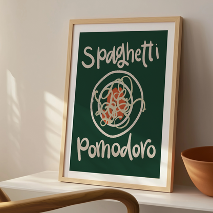 Pastaposter Spaghetti Pomodoro på hylla i hemmiljö