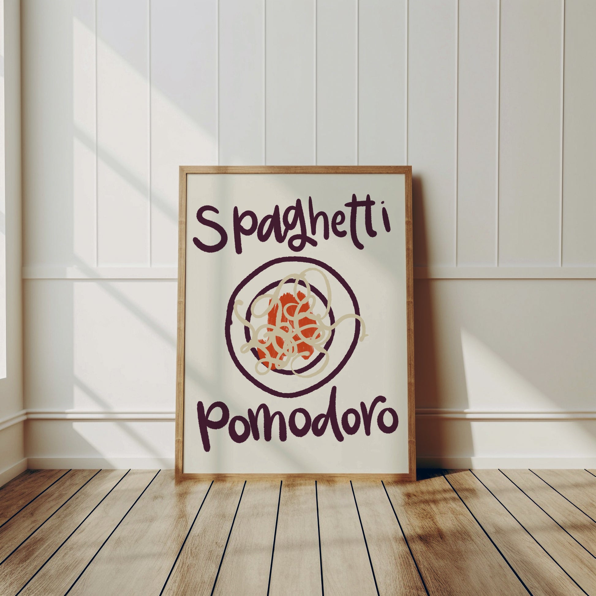 Pastaposter Spaghetti Pomodoro lutad mot vägg på trägolv