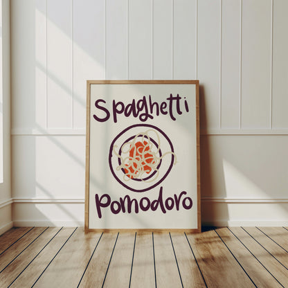 Pastaposter Spaghetti Pomodoro lutad mot vägg på trägolv