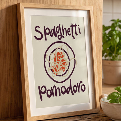 Pastaposter Spaghetti Pomodoro på träbord med växt