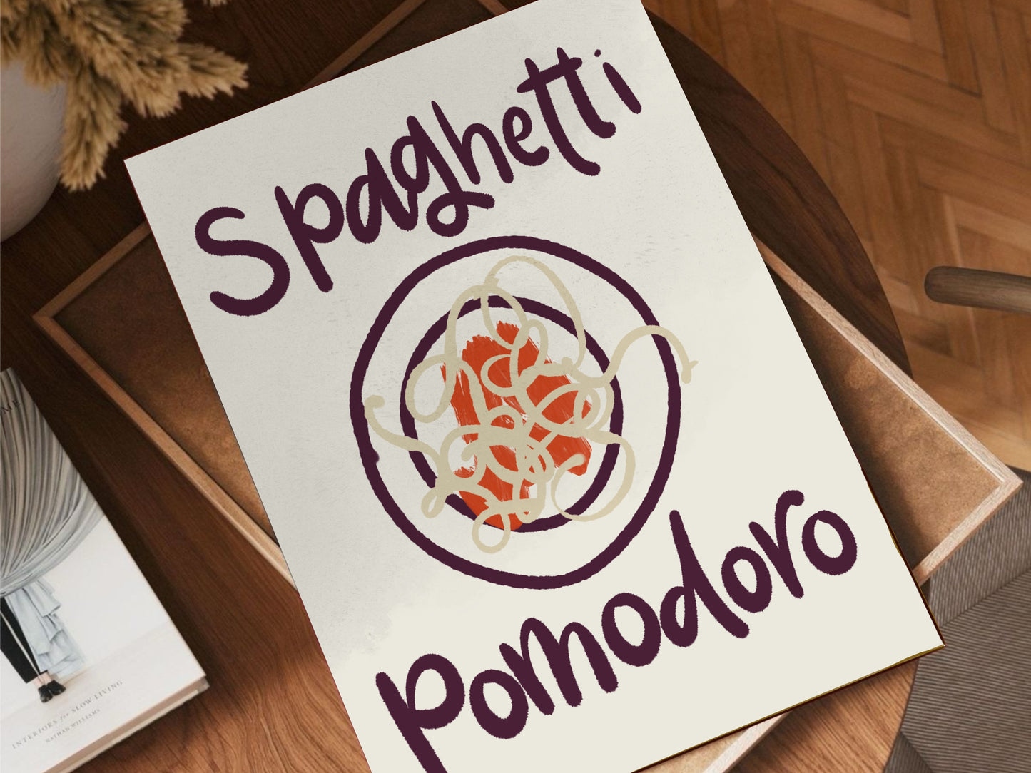 Pastaposter Spaghetti Pomodoro på träbord, vinklad vy